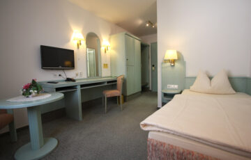 Durch kostenfreies WLAN, Selbstwahltelefon und ein stilvolles Bad mit Föhn und Kosmetikspiegel bieten wir Ihnen den Komfort, den Sie von einem zweiten Zuhause erwarten.