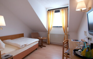 In unseren großzügig geschnittenen Zimmern genießen Sie höchsten Wohnkomfort mit exklusiven Möbeln, großem Schreibtisch und moderner technischer Ausstattung.