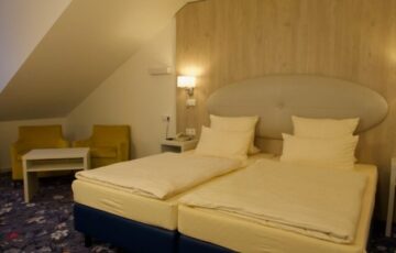 Alle Gästezimmer erreichen Sie bequem mit dem Aufzug und profitieren dabei von Details wie Minibar, Kabel-TV und komfortablen Betten für einen erholsamen Schlaf.