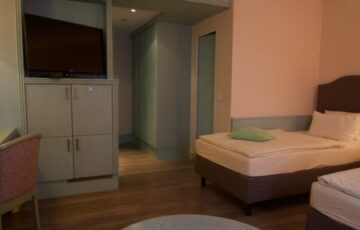 Durch kostenfreies WLAN, Selbstwahltelefon und ein stilvolles Bad mit Föhn und Kosmetikspiegel bieten wir Ihnen den Komfort, den Sie von einem zweiten Zuhause erwarten.