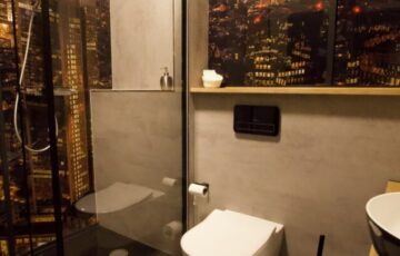 In unseren großzügig geschnittenen Zimmern genießen Sie höchsten Wohnkomfort mit exklusiven Möbeln, großem Schreibtisch und moderner technischer Ausstattung.